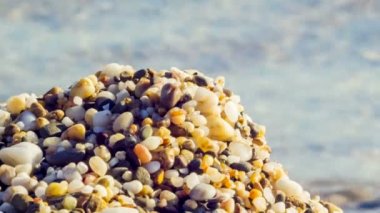 Sahilde renkli çakıl.