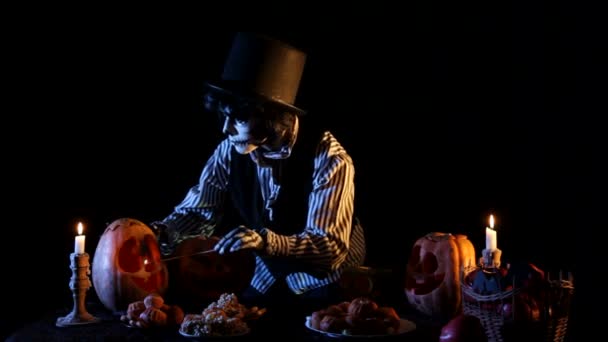 Jack O 'Lantern está iluminando velas — Vídeo de Stock