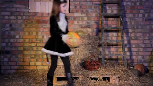 Barn i halloween-kostymer med gresskar – stockvideo