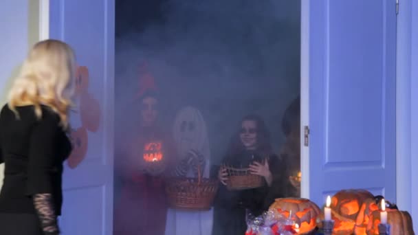 Children sing a trick-or-treat song — Wideo stockowe