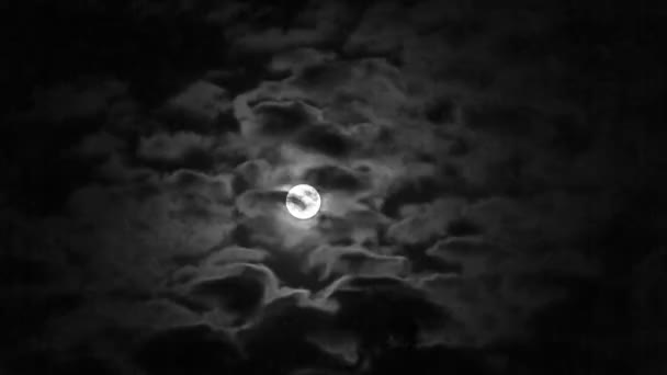 Полная луна за облаками — стоковое видео