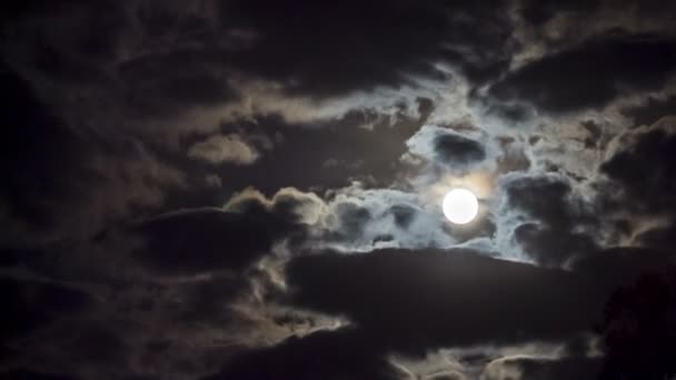 Pleine lune derrière les nuages