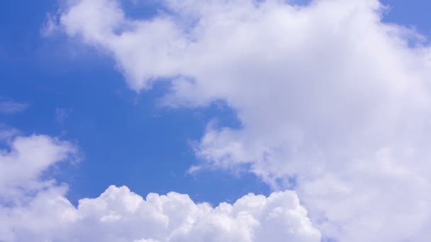 푸른 하늘 위에 실행 하는 구름 — 비디오