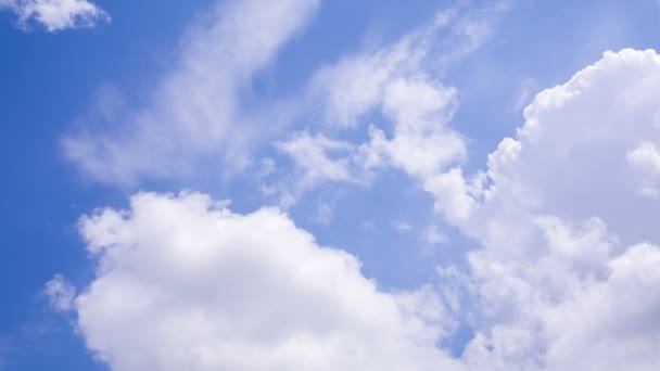 Běh přes modrá obloha mraky — Stock video