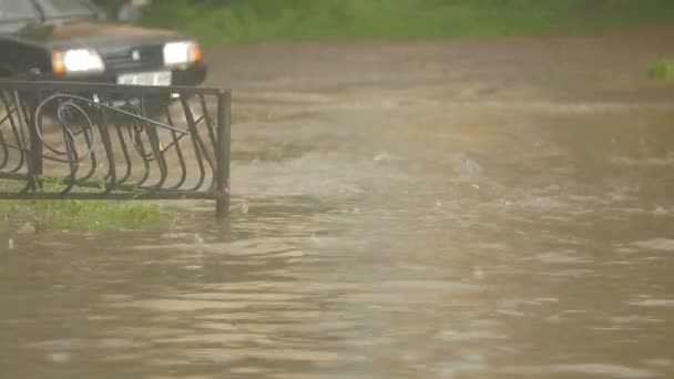 Ciudad trafic después de fuertes lluvias — Vídeo de stock