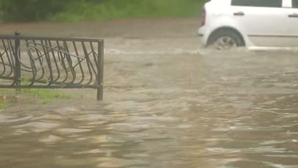 City trafic after heavy rain — Stock Video