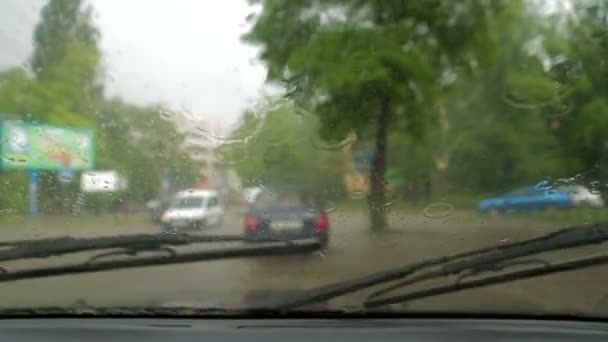 Conducir durante la lluvia . — Vídeo de stock