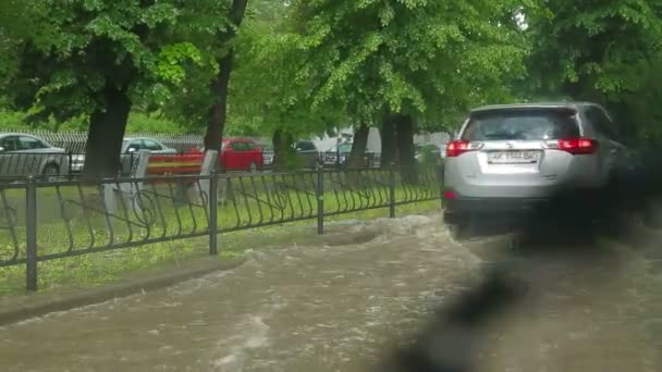 Движение в городе во время дождя — стоковое видео