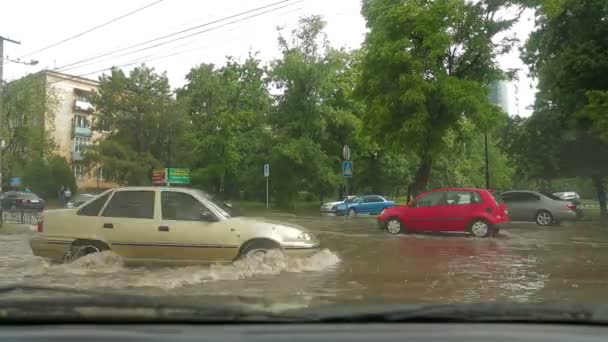 Tráfico en la ciudad durante la lluvia — Vídeos de Stock