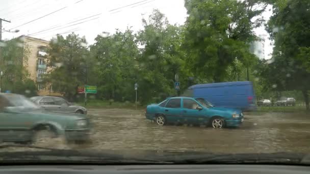 Traffic in city during rain — Stok video