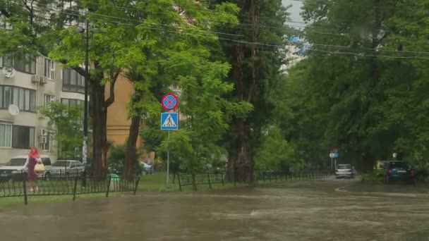 Tráfego na cidade durante chuva torrencial — Vídeo de Stock