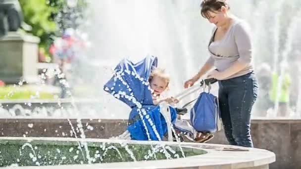 Madre y bebé en el parque de la ciudad . — Vídeo de stock