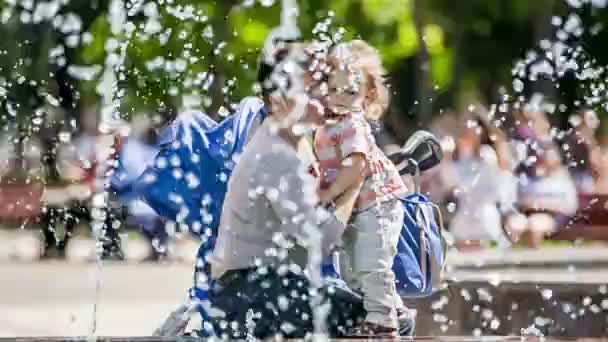 Mother and baby near fountains — Wideo stockowe