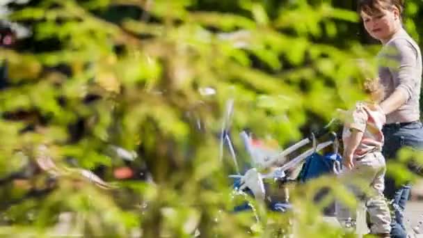 Garçon toucher l'eau dans la fontaine — Video