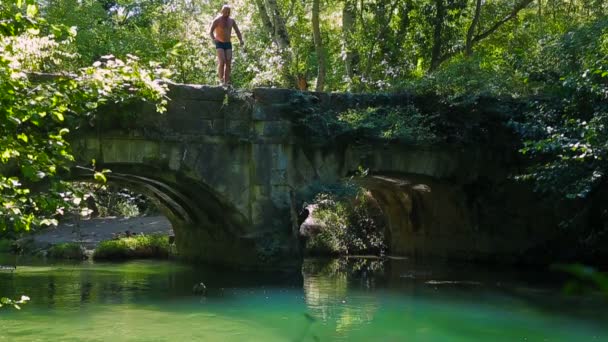Zeitlupe. Mann springt in den Fluss — Stockvideo