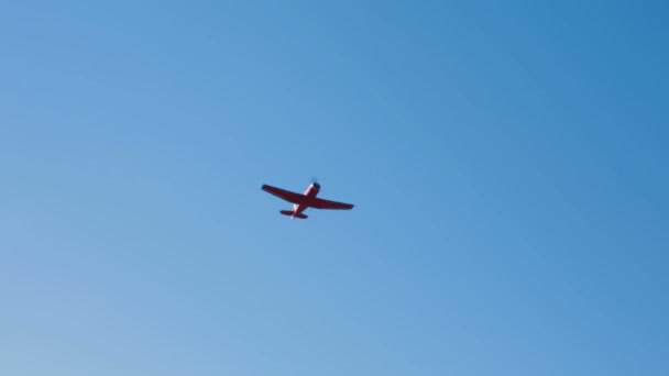 Klein vliegtuig dat in de blauwe lucht vliegt — Stockvideo