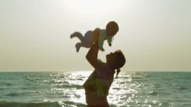 Mutlu Anne Deniz Kenarında Bebekle Oynuyor