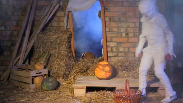 Хеллоуїн: привид піднімає яблука — стокове відео