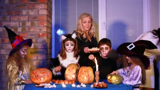 Dulces para niños en Halloween — Vídeo de stock