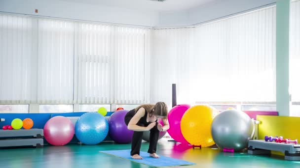 Mujer joven haciendo Pilates — Vídeos de Stock