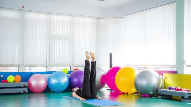 Jeune femme se détendre en faisant des exercices d'étirement pour les jambes — Video