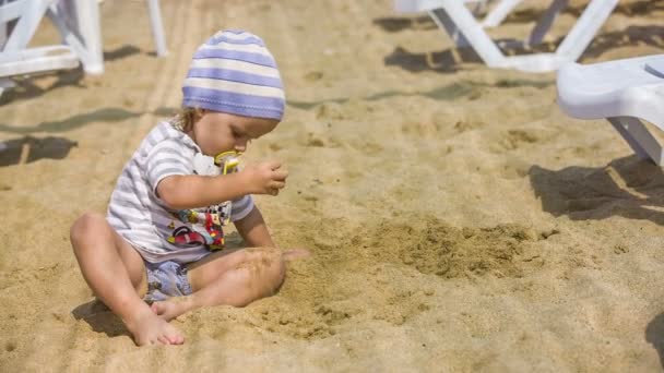 Niño jugando en la arena — Vídeos de Stock