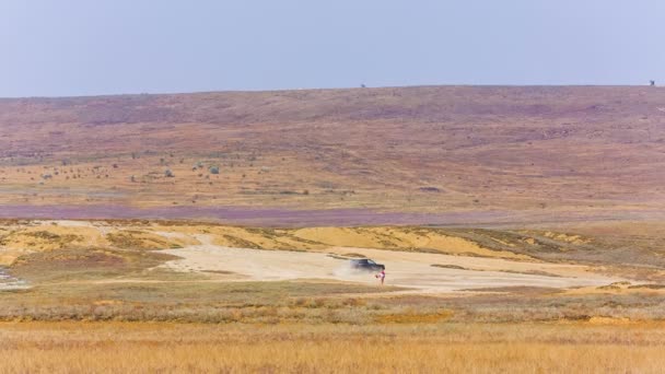 Corrida de carro em Dry Valley — Vídeo de Stock