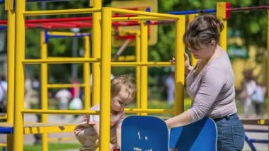 Sevimli Erkek Çocuk Oyun Alanında Slaytta