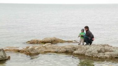 Anne ve Bebek Sonbaharda Deniz Kenarında