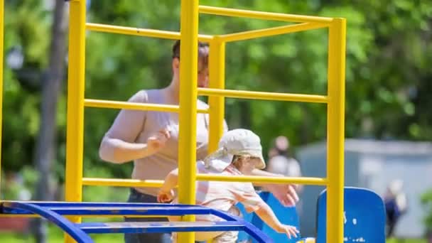 Madre e bambino nel parco giochi — Video Stock