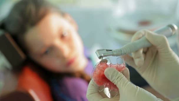 Dentist Adjusting Plate For Crooked Teeth — Αρχείο Βίντεο