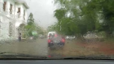 Ön cama yağmur damlaları