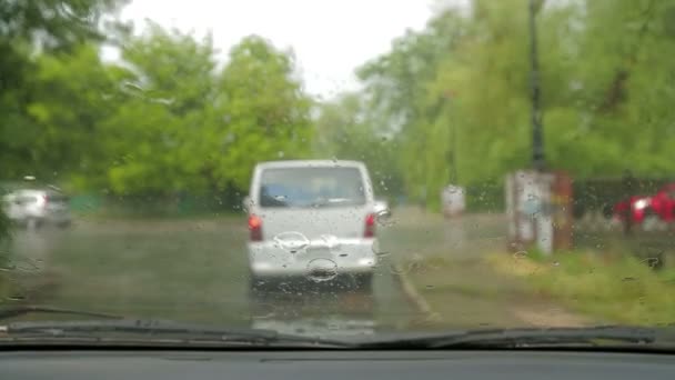 Seguindo um carro enquanto dirige durante a chuva — Vídeo de Stock