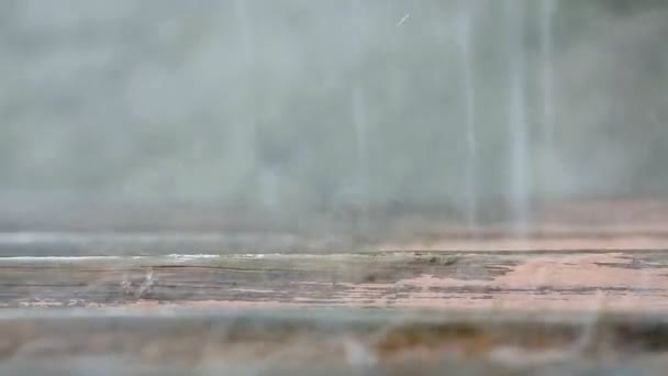 Gouttes de pluie éclaboussures sur les escaliers en bois — Video