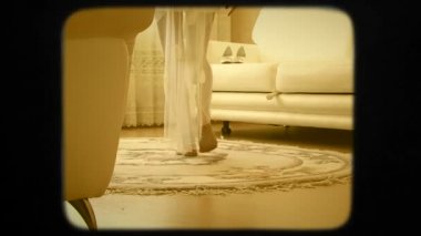 Gelin Kanepeden Düğün Ayakkabılarını Alıyor. Retro Tarzı