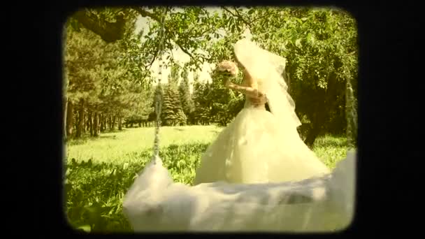 Feliz recién casados caminando en Green Park sosteniendo las manos — Vídeo de stock