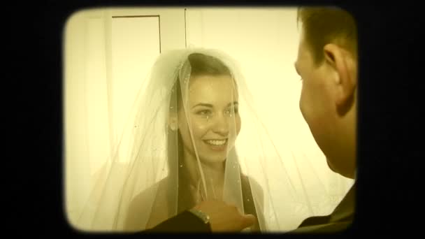 Lycklig brudgum höjer upp slöja av hans unga vackra leende brud — Stockvideo