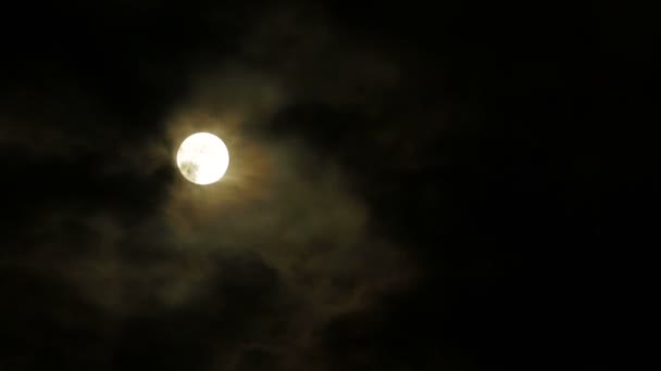 Lune Lumineuse Dans Les Nuages Sombres 