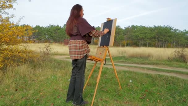 Frau zeichnet ein Bild von der Natur