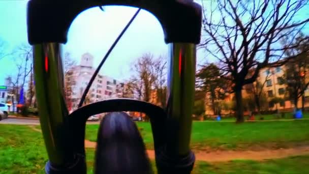 Велосипед, рухаючись уздовж міських вулиць — стокове відео