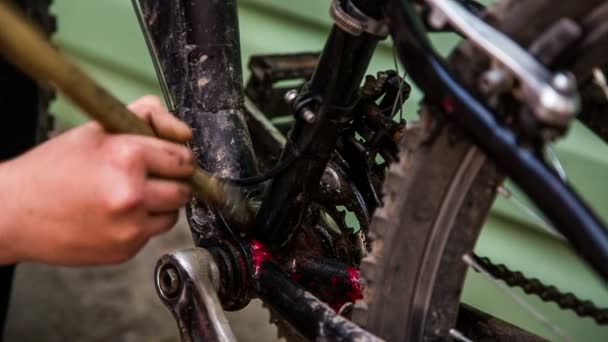 Menschliches Händewaschen professionelles Fahrrad mit Bürste — Stockvideo