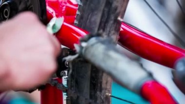 İnsan eli diş fırçası ile bisiklet çerçeve Temizleme