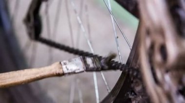 Bisikletçi bisiklet zinciri fırça ile Temizleme