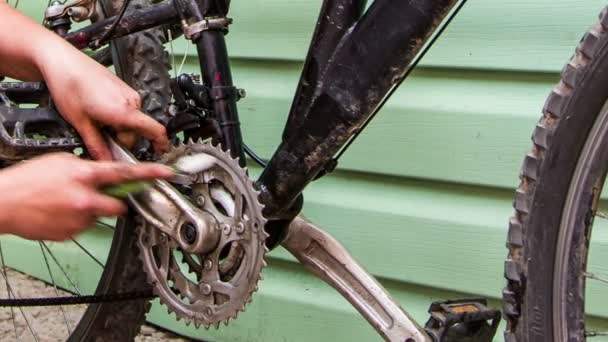 Cadena humana de la bicicleta de la limpieza de la mano con el cepillo — Vídeo de stock