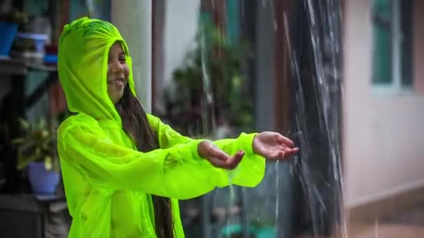 Menina feliz desfrutando do tempo chuvoso — Vídeo de Stock