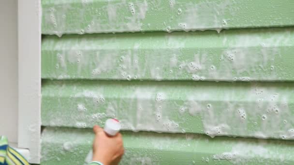 Woman Washing House Walls — Stockvideo