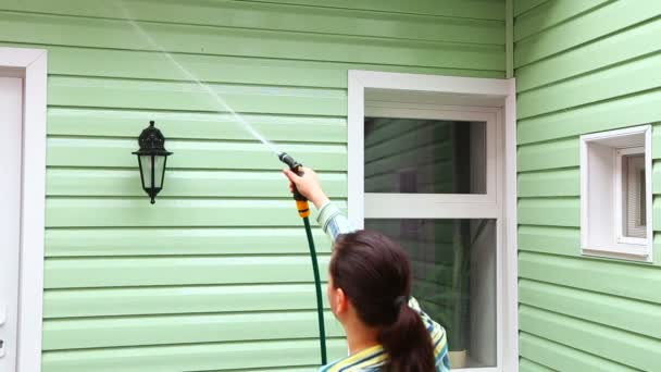 Hombre y mujer lavando la pared de una casa — Vídeos de Stock