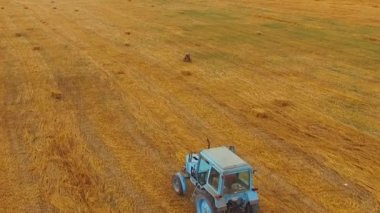 Kırsal traktör anız alanında saman balya yapma