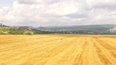 Anız buğday alan güzel engebeli arazi