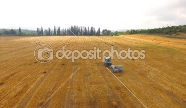 Anız alanındaki saman balyalama kırsal traktör